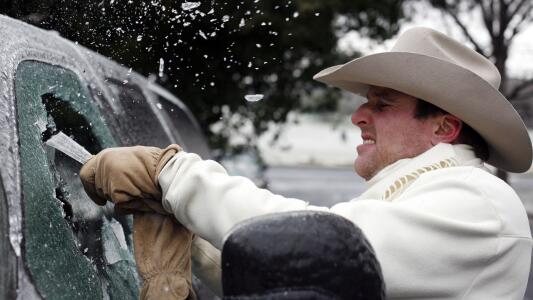 Ventiladores congelados, patios convertidos en pistas de patinaje: las imágenes más asombrosas de la tormenta invernal